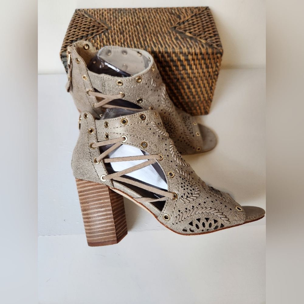 Latigo Leather Saelena Handcrafted Gold Grommet Zip Back Peep-Toe Block Heel - Picture 3 of 14